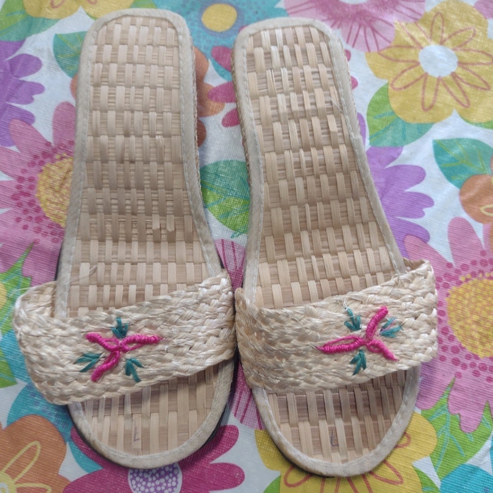 Nib. Ladies Slippers size 6